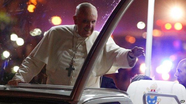 Pope Francis waves to Filipinos during his motorcade to the Apostolic Nunciature in Manila (15 January 2015)