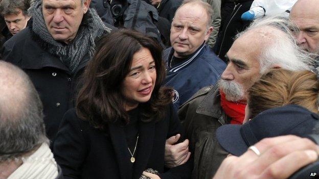 Elsa Wolinski arrives for her father's funeral - 15 January