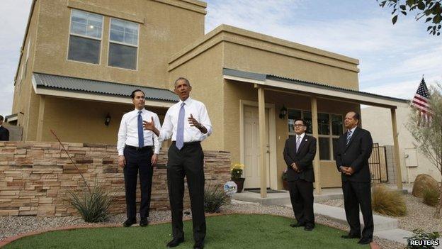 US President Barack Obama (2nd L) speaks about the housing market during a visit to a Phoenix neighborhood in Arizona 8 January 2015