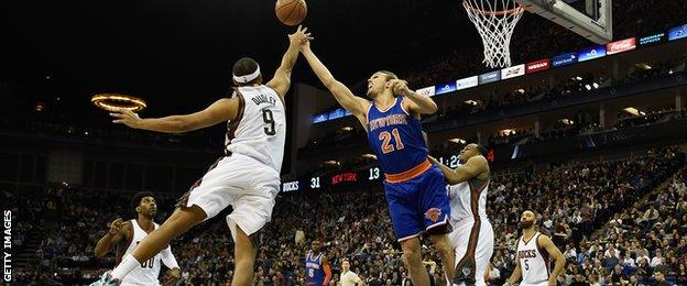 Jared Dudley of Milwaukee Bucks challenges Lou Amundsen of New York Knicks