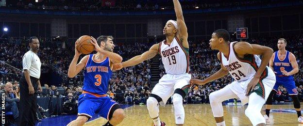 New York Knicks' Jose Calderon holds the ball in front of Milwaukee Bucks' Jerryd Bayless and Giannis Antetokounmpo