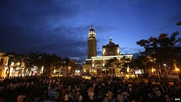 Filipino Catholic devotees gather outside the Manila Cathedral as they wait to celebrate a mass with Pope Francis in Manila, Philippines, 16 January 2015