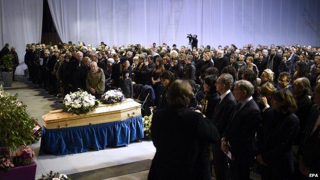 Mourners attend the funeral ceremony of French cartoonist and Charlie Hebdo editor Stephane "Charb" Charbonnier, in Pontoise, outside Paris (16 January 2015)