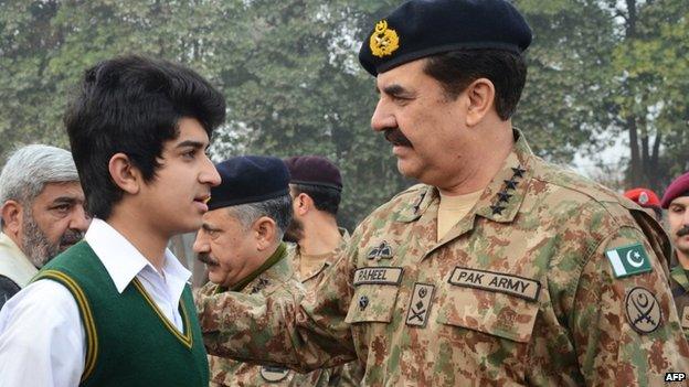 Pakistani Army chief Raheel Sharif (R) speaking with a student at the Army Public School on 12 January 2015