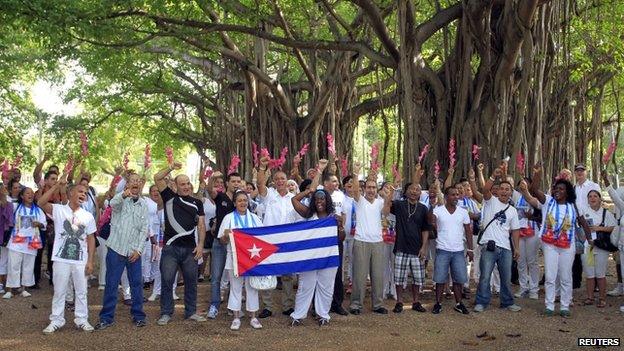 Released prisoners celebrate in Havana, 13 Jan 14