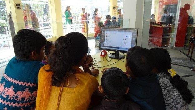 Children using the internet in an Indian "cloud school"