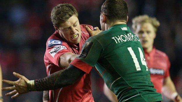 Rhys Priestland runs into stern Leicester defence