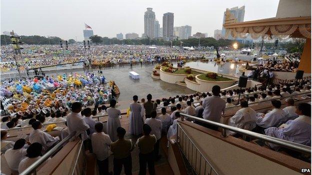 Pope Francis leads Mass at Quirino grandstand in Rizal Park.