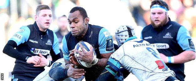 Leone Nakarawa (centre) is challenged by Montpellier's Robins Tchale Warchou (left) and Ben Mowen