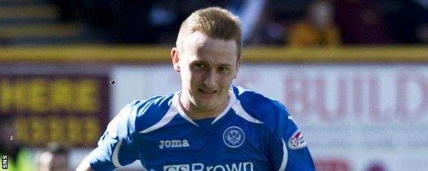 Derek Riordan in action for St Johnstone