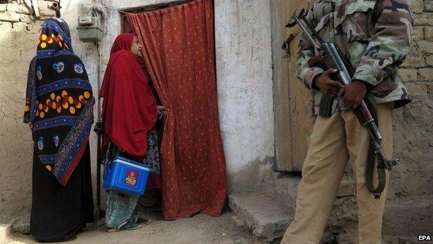 A Pakistani Police escort the health workers as they administer Polio vaccine to children in Quetta, Pakistan, 11 January 2015.