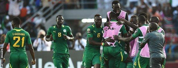 Senegal players celebrate Moussa Sow's injury-time winner