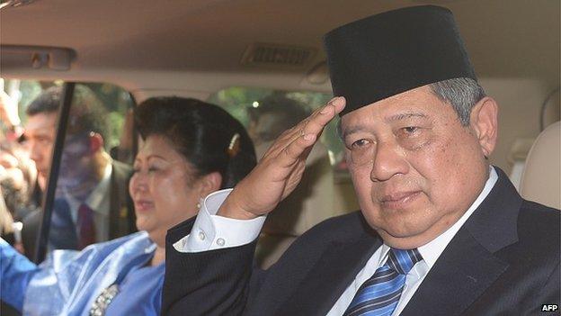 Outgoing Indonesian president Susilo Bambang Yudhoyono (R) salutes as he leaves the presidential palace after a military ceremony for incoming Indonesian President Joko Widodo at the presidential palace in Jakarta on 20 October 2014.