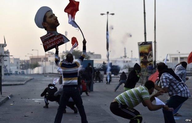 Protesters in the Bahraini village of Bilad al-Qadim demand the release of Ali Salman (16 January 2015)