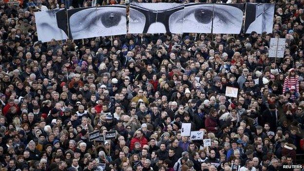 Miloedd ym Mharis yn talu teyrnged i'r rhai fu farw