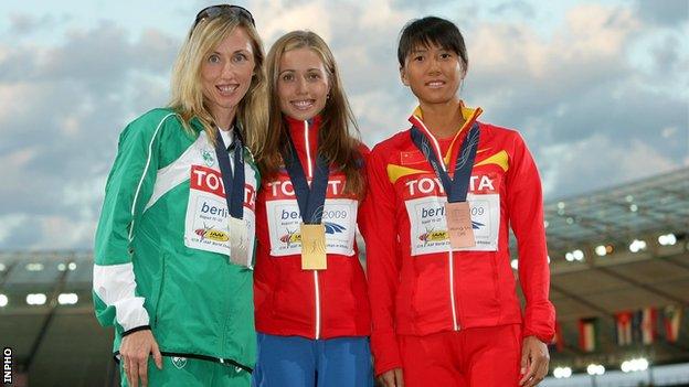 Olive Loughnane (left) with Russia's Olga Kaniskina (centre) and China's Liu Hong at the 2009 World Championship 20K walk medal ceremony