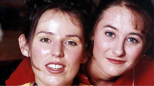 Fiona a Mandy - cusan hoyw cynta' Pobol y Cwm