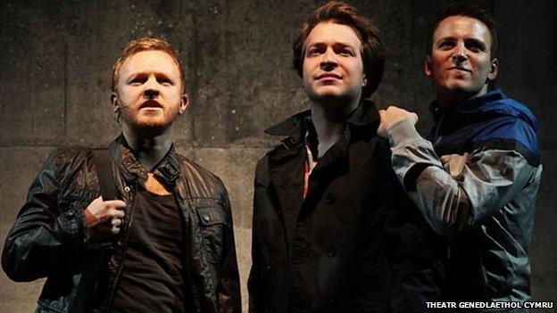 Aelodau o gast drama 'Llwyth' gan Dafydd James