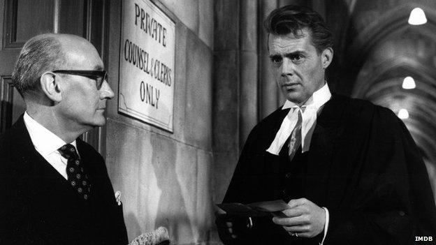 Dirk Bogarde yn chwarau bargyfreithiwr yn ffilm 'Victim' yn 1961