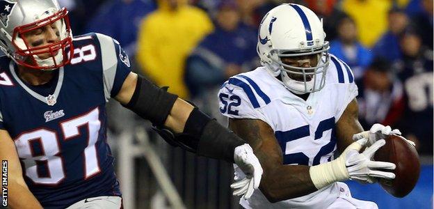 D'Qwell Jackson (right) intercepts a pass intended for Rob Gronkowski