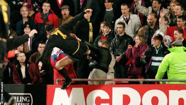 Eric Cantona kung fu kicks Matthew Simmons