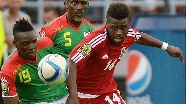 Equatorial Guinea's forward Kike (right) challenges Burkina Faso's defender Mohamed Koffi (centre) and Burkina Faso midfielder Bertrand Traore