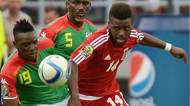 Equatorial Guinea's forward Kike (right) challenges Burkina Faso's defender Mohamed Koffi (centre) and Burkina Faso midfielder Bertrand Traore