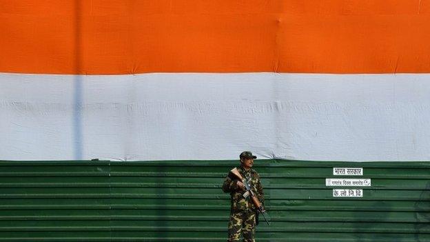 An Indian armed "Rapid Response" personnel stand guard at India Gate near the site where the nation"s main Republic Day parade will take place in New Delhi on January 23