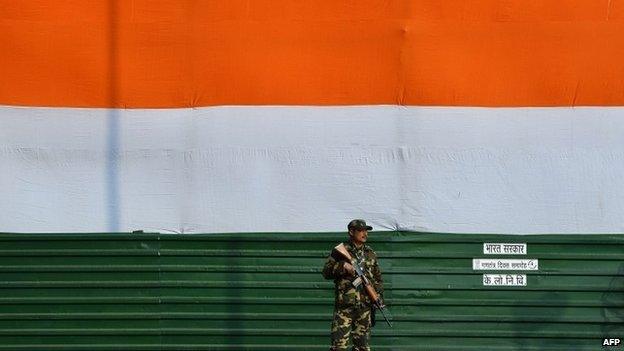 An Indian armed "Rapid Response" personnel stand guard at India Gate near the site where the nation"s main Republic Day parade will take place in New Delhi on January 23