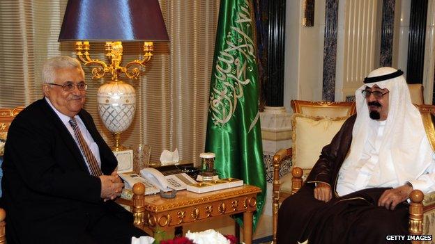 File photo: Palestinian President Mahmoud Abbas (L) meets King Abdullah bin Abdulaziz of Saudi Arabia in Riyadh, 4 May 2010