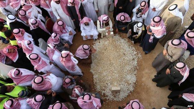 Mourners gather around King Abdullah's grave at the Al-Oud cemetery in Riyadh, 23 January 2015