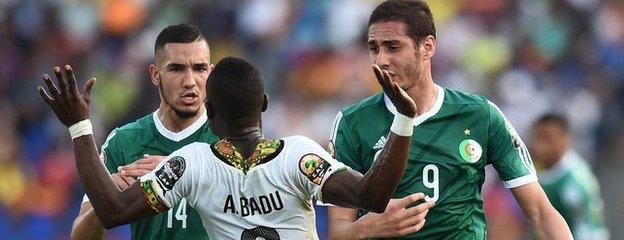 Nabil Bentaleb, Ishak Belfodil and Emmanuel Badu square up to each other