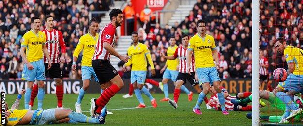 Graziano Pelle scores