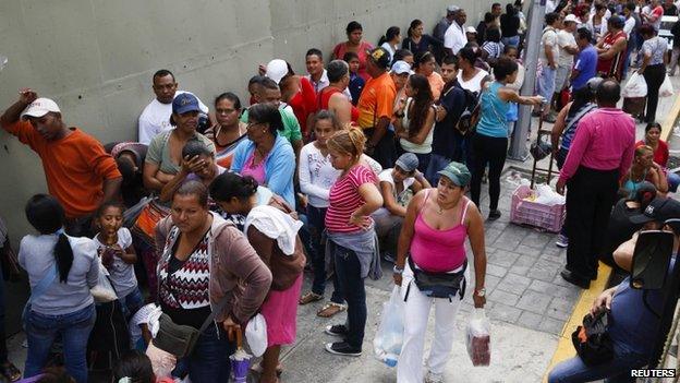 Queue outside supermarket in Caracas