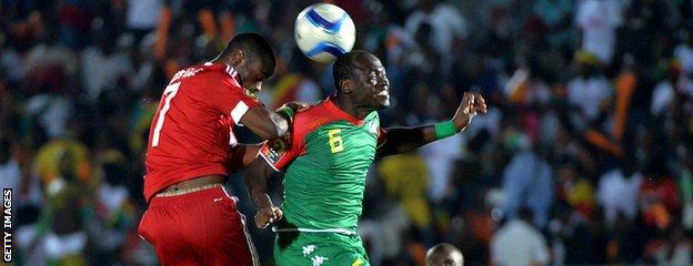 Burkina Faso's midfielder Djakaridja Kone (R) heads the ball with Congo's midfielder Prince Oniangue