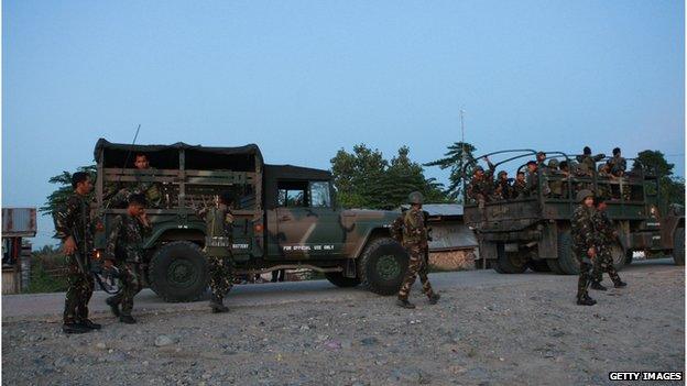 Government troops arrive in Mamasapano, Maguindanao Province, Philippines (25 Jan 2015)