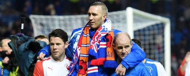 James Beattie and Gordon Durie lift Fernando Ricksen on a lap of honour