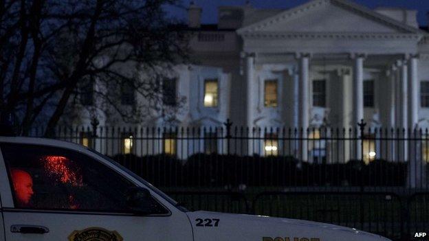 A member of the Secret Service's Uniformed Division sits in his car on Pennsylvania Avenue outside the White House January 26, 2015 in Washington, DC