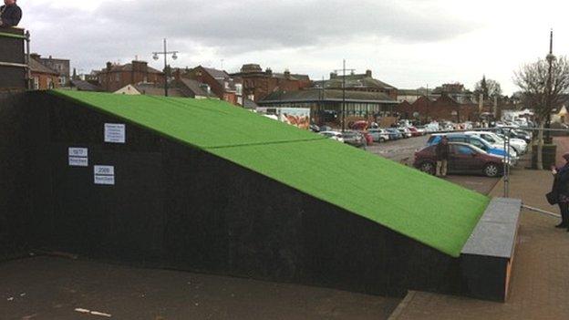 Flood barrier