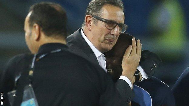 Tunisia's head coach George Leekens (centre) and DR Congo coach Florent Ibenge