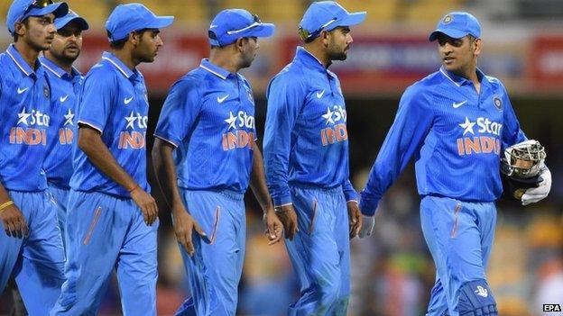 MS Dhoni (R) leads his players from the field following the Tri-Series One Day International between England and India at the Gabba in Brisbane, Australia, 20 January 2015.