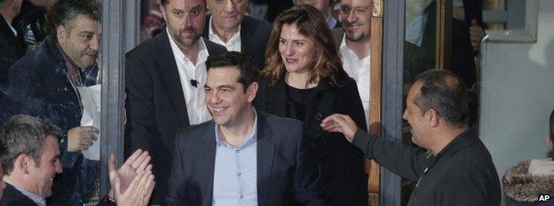 Alexis Tsipras celebrates victory with Peristera (R) (25 Jan 2015)