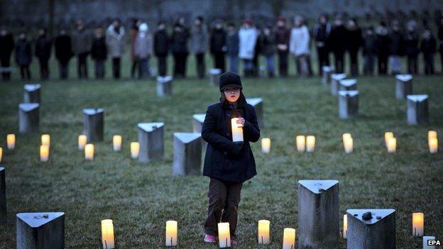 Commemoration at Jewish cemetery in Terezin, 27 Jan 15