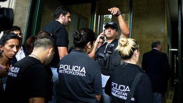 Members of the Metropolitan Police arrive to make a raid at the offices of Argentine prosecutor Alberto Nisman in Buenos Aires on 20 January, 2015