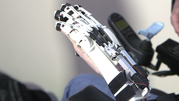 'Handroid' breakthrough for injured marine Dominic Lovett - BBC News