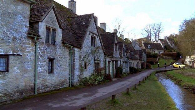 "Photobomb" car in Bibury