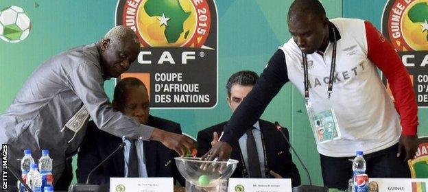 Mali and Guinea officials draw balls out of bowl