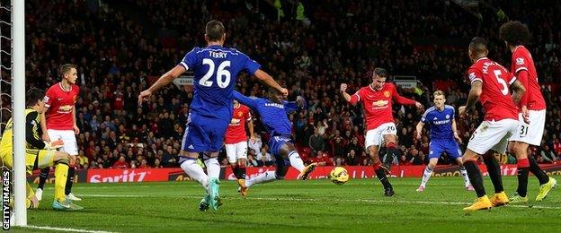 Manchester United's Robin Van Persie equalises against Chelsea