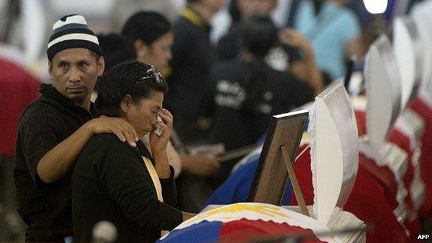 Relatives cry at the coffin of one of the 44 police commandos killed in a botched anti-terror operation during a service at the Camp Bagong Diwa, in Manila on January 30, 2015.