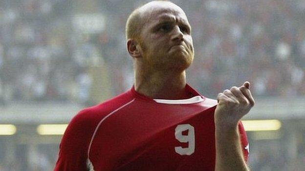 Aeth John yn ei flaen i chwarae 51 o weithiau i Gymru a sgorio 14 o goliau.